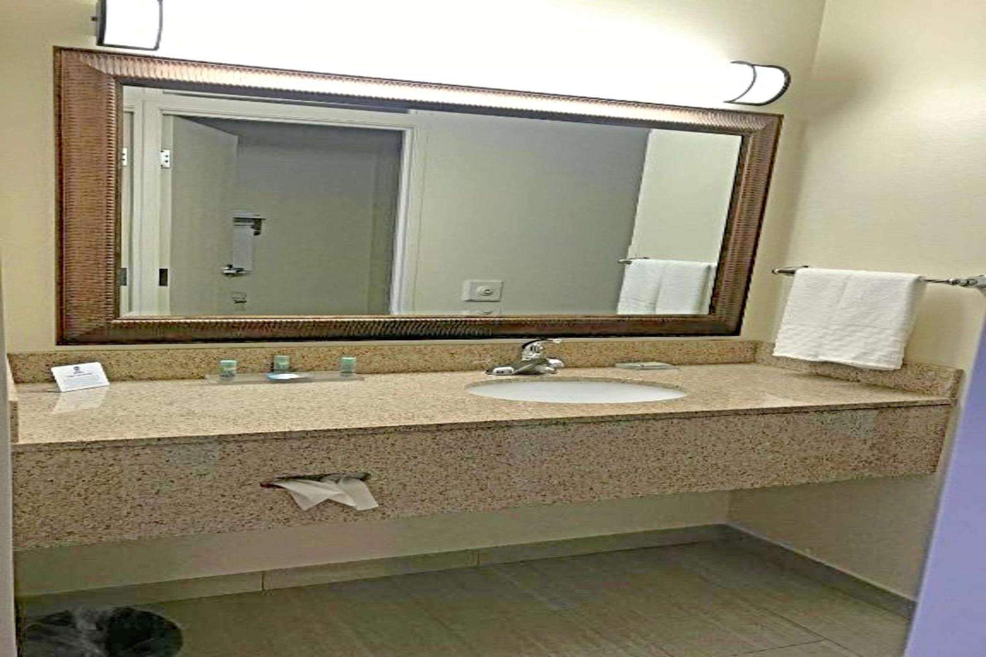 Rodeway Inn & Suites O'Fallon Exteriör bild